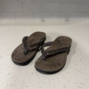Vionic Black and Brown Sandals with Cushioned Sole